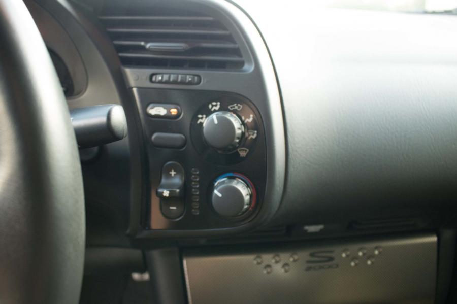 Детали интерьера Honda S2000 CR (AP2) 2008 года  (фото 94 из 180)